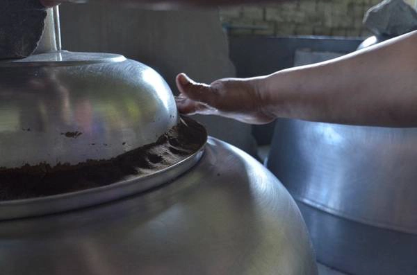 Trải qua bao nhiêu năm người dân Phú Lễ vẫn giữ được nghề truyền thống để cho ra đời sản phẩm rượu Phú Lễ vang danh khắp các vùng miền trong cả nước. Trải qua bao nhiêu năm người dân Phú Lễ vẫn giữ được nghề truyền thống để cho ra đời sản phẩm rượu Phú Lễ vang danh khắp các vùng miền trong cả nước.