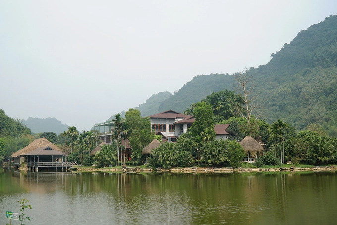 Từ Hà Nội, du khách di chuyển đến Ninh Bình bằng xe cá nhân, xe khách hoặc tàu hỏa. Từ bến xe và ga tàu, du khách có thể đi taxi đến thẳng Thung Nham với giá khoảng 130.000 - 150.000 đồng một chuyến. Để chủ động nhất, bạn nên thuê xe máy với giá khoảng 150.000 đồng, thời gian một ngày.