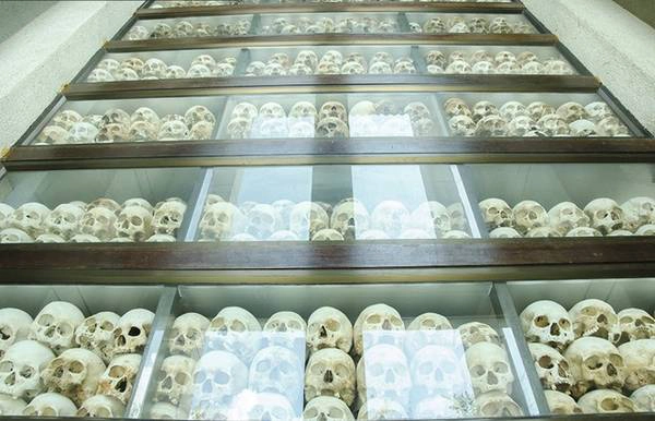 Khoảng 3.000-4.000 chiếc hộp sọ được cất giữ trong tòa tháp, số còn lại vĩnh viễn nằm trong lòng đất.