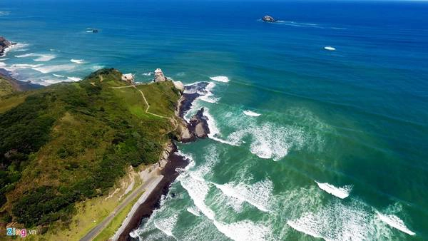 Bãi biển Muriwai với màu cát đen độc đáo. Vào mùa thu tháng 3, bầu trời và mặt nước biển luôn xanh ngắt, từng con sóng lăn tăn cuốn theo hàng đập vào bờ tạo nên không gian kỳ thú.