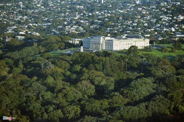 Bảo tàng Tưởng niệm Chiến tranh Auckland nằm trong tòa nhà mang phong cách Hy Lạp-La Mã cổ ở công viên Auckland Domain. Bảo tàng được xây dựng vào năm 1929 như một đài tưởng niệm những người lính đã hy sinh trong thế chiến thứ nhất.