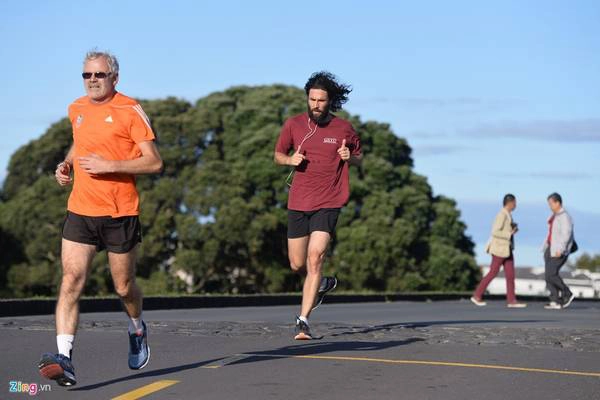 Tại Auckland, du khách có thể đi thăm những công viên rộng lớn, bảo tàng và nhiều hòn đảo xung quanh. Đặc biệt, đảo Waiheke cách Auckland khoảng 40 phút đi phà là điểm nên đến nếu bạn muốn trải nghiệm rượu vang và dầu ôliu đúng chất New Zealand.