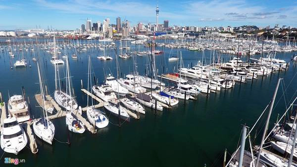 Auckland còn được mệnh danh là Thành phố của những cánh buồm (City of sails), vì môn chơi du thuyền thể thao nơi đây rất phát triển. Mỗi ngày có hàng nghìn con tàu xếp hàng đỗ tại cảng trung tâm.