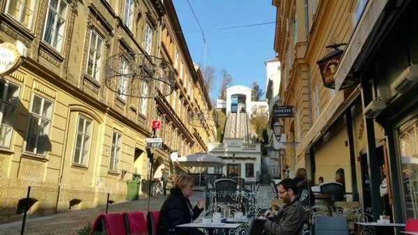 Phố cổ Zagreb - phía xa là hệ thống đường sắt leo núi - Ảnh: Phong Nguyễn Lê Phố cổ Zagreb - phía xa là hệ thống đường sắt leo núi - Ảnh: Phong Nguyễn Lê