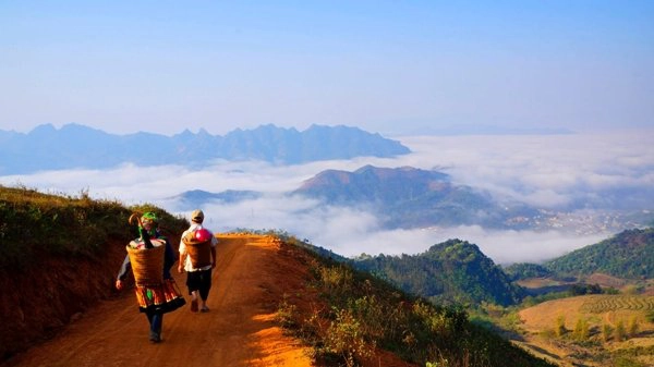 Hai vợ chồng cùng lên nương giữa khung cảnh đầy nắng và mây. Hai vợ chồng cùng lên nương giữa khung cảnh đầy nắng và mây.