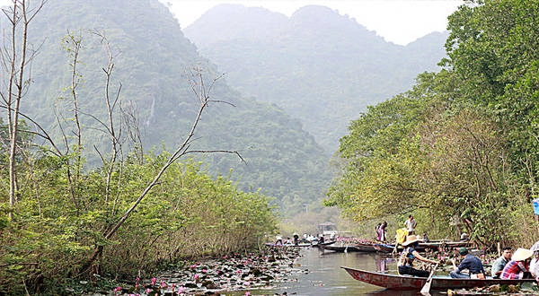 Mây nước hoa và người đan xen trong khung cảnh yên bình.