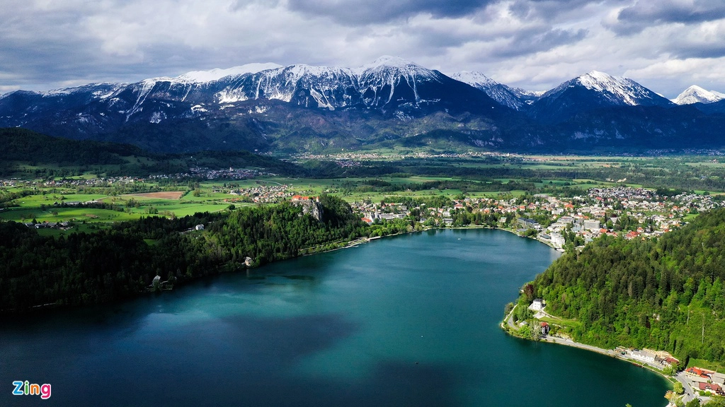  Thị trấn nổi tiếng nhất đất nước Slovenia xinh xắn hiện lên với một cái hồ cùng tên ở trung tâm. Nó được ví như một nàng công chúa dịu dàng nằm trong vòng tay bao bọc của dãy Alps.