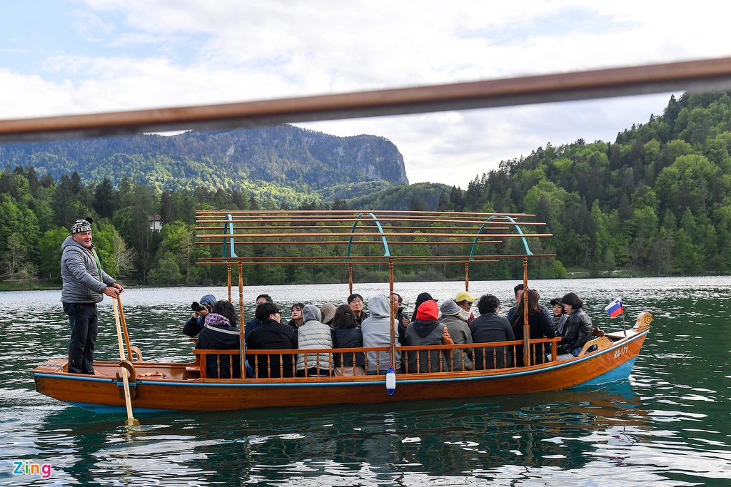  Du khách tới hồ Bled có thể lên thuyền gỗ độc mộc di chuyển về phía hòn đảo nhỏ nơi tọa lạc nhà thờ và tháp chuông có niên đại hơn 600 năm tuổi. Xung quanh những màu xanh ngát của cây cỏ, biệt thự, mái chèo in bóng xuống mặt nước tạo thành bức tranh màu nước bình dị và đẹp.