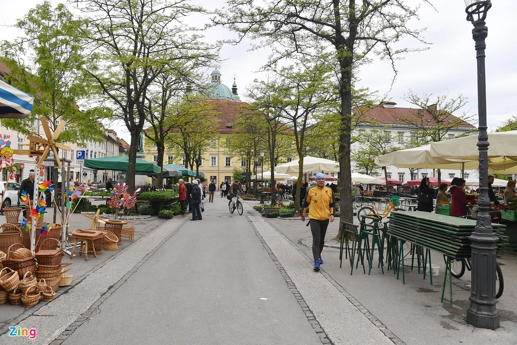  Nơi tôi dừng chân là một thị trấn cổ mang tên Bled. Ở đây có khu chợ vắng vẻ, chuyên bày bán những mặt hàng lưu niệm, thời trang cùng nhiều loại rau củ quả.