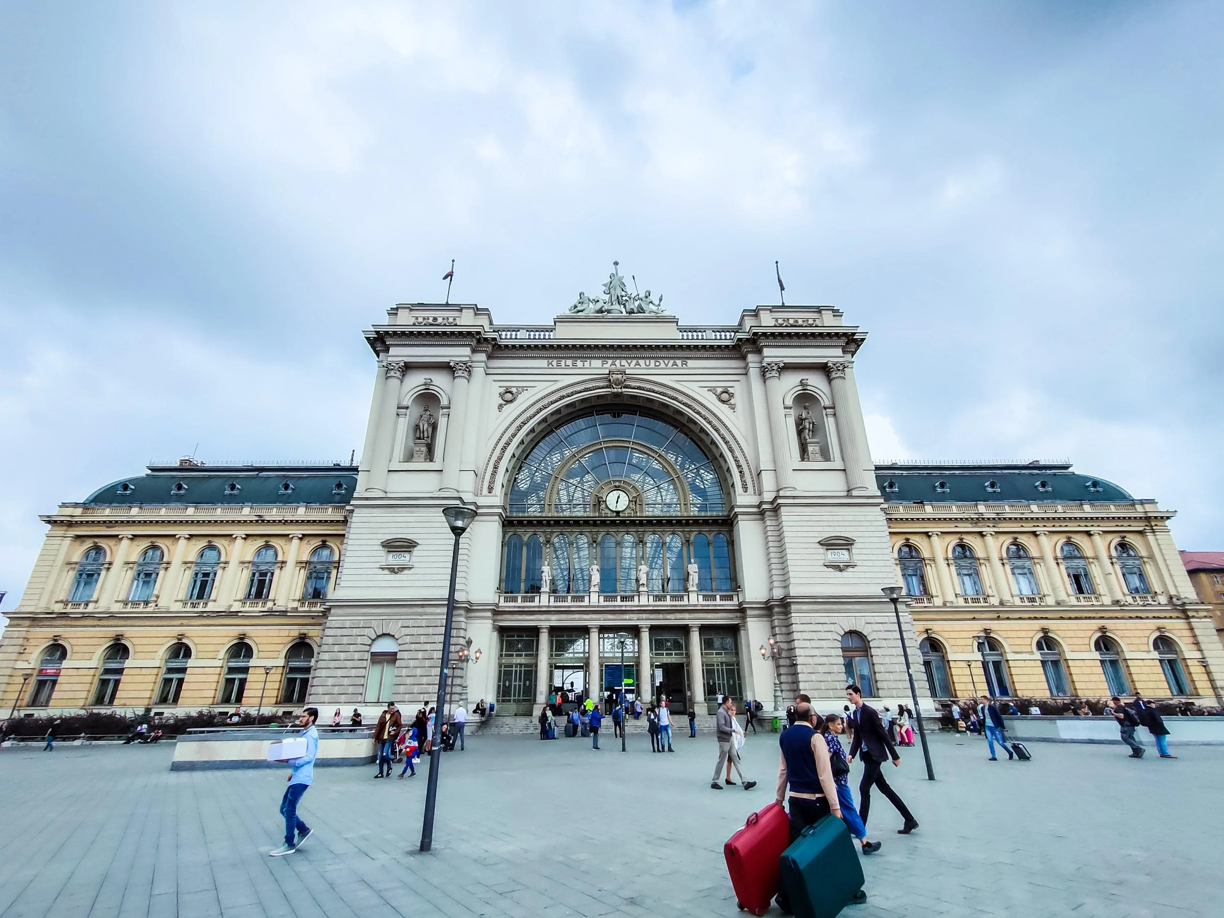 Ga đường sắt Budapest Keleti. Shot on Realme 5 Pro