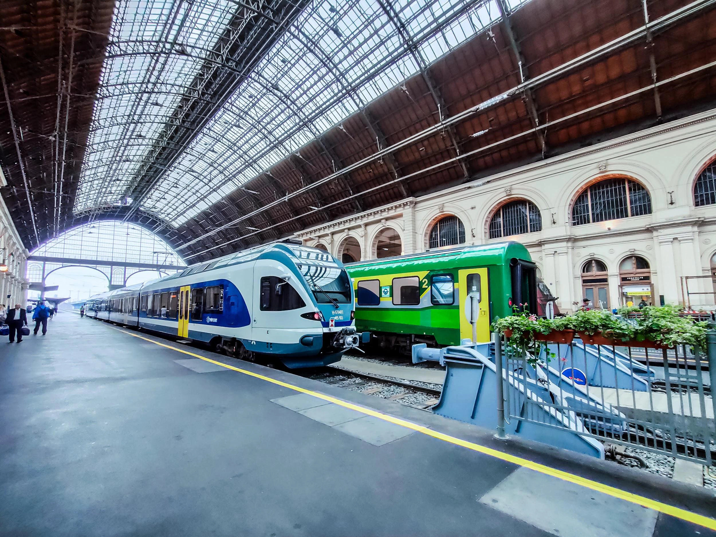 Phía bên trong nhà Ga Budapest Keleti. Shot on Realme 5 Pro