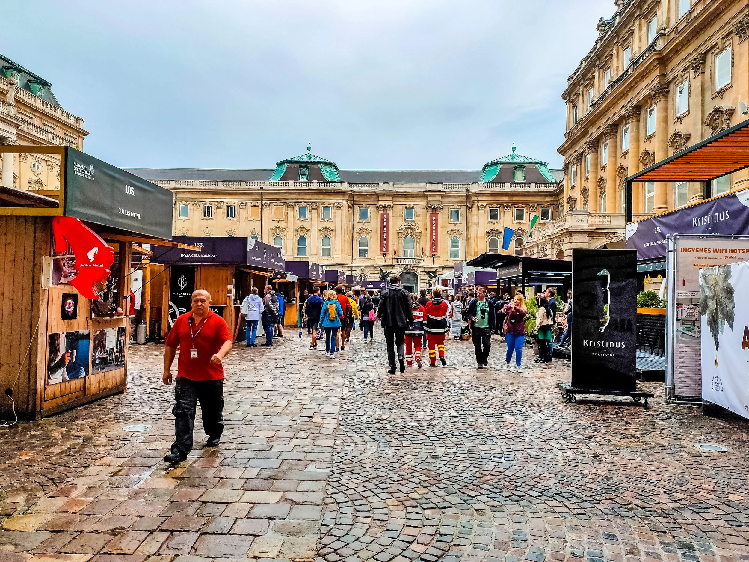 Buda Castle Wine Festival được rất nhiều sự quan tâm của người dân Hungary cũng như khách du lịch ghé tới đây. Shot on Realme 5 Pro