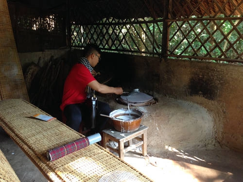 Thực tế nghề truyền thống làm bánh tráng Củ Chi, hình ảnh giã gạo, xay gạo bằng cối đá, tráng bánh trên bếp...