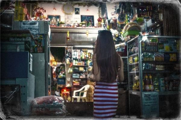 Nếu cô gái đứng nơi góc tiệm tạp hóa nhỏ mang cho bạn sự bình dị... (Ảnh: Internet) Nếu cô gái đứng nơi góc tiệm tạp hóa nhỏ mang cho bạn sự bình dị... (Ảnh: Internet)