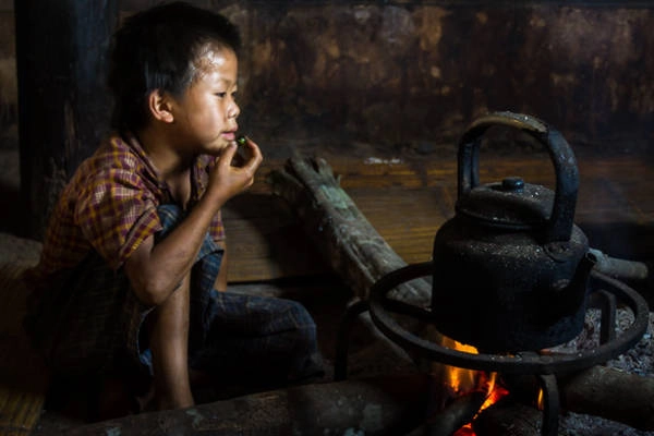 Một bức hình sử dụng nguồn sáng tự nhiên, không có đèn flash, ảnh chụp tại cao nguyên Shan, Myanmar