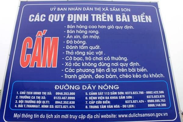 Bảng quy định trên bãi biển và số điện thoại đường dây “nóng” của lãnh đạo UBND thị xã Sầm Sơn (Thanh Hóa) được treo ở bãi biển. Bảng quy định trên bãi biển và số điện thoại đường dây “nóng” của lãnh đạo UBND thị xã Sầm Sơn (Thanh Hóa) được treo ở bãi biển.