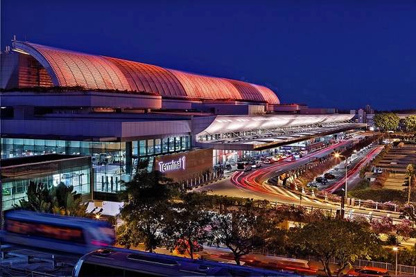 Sân bay quốc tế Changi hiện đại nhìn từ bên ngoài. Sân bay quốc tế Changi hiện đại nhìn từ bên ngoài.