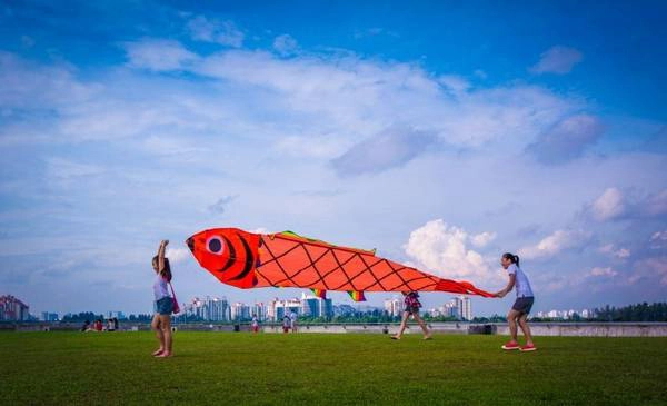 Du khách đang chơi thả diều tại Đập nước Marina. Du khách đang chơi thả diều tại Đập nước Marina.