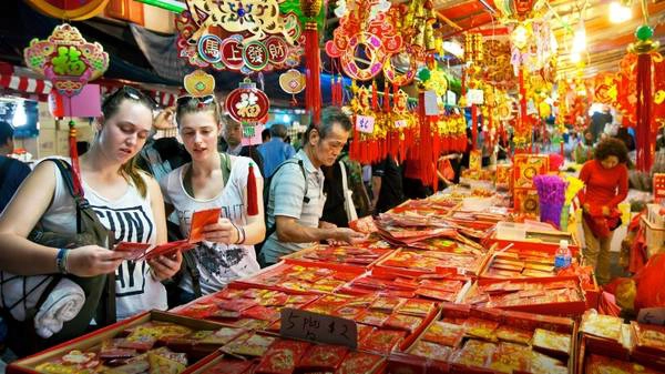 Du khách đang mua sắm tại khu Chinatown dịp tết. Du khách đang mua sắm tại khu Chinatown dịp tết.