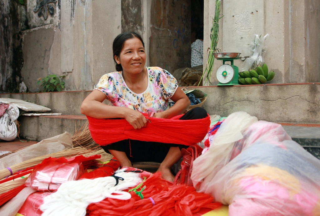 Chợ làng nằm ngay chân đê, ngày nào cũng bán đủ thứ đồ rau dưa, thịt thà nhưng chỉ sáng 4, 10, 14, 20, 24 và 30 âm lịch mới là bán nón và nguyên liệu làm nón. Đón du khách ngay từ đầu chợ là sắc đỏ rực bắt mắt của các sạp bán nguyên liệu như dây cước, dây len các loại…