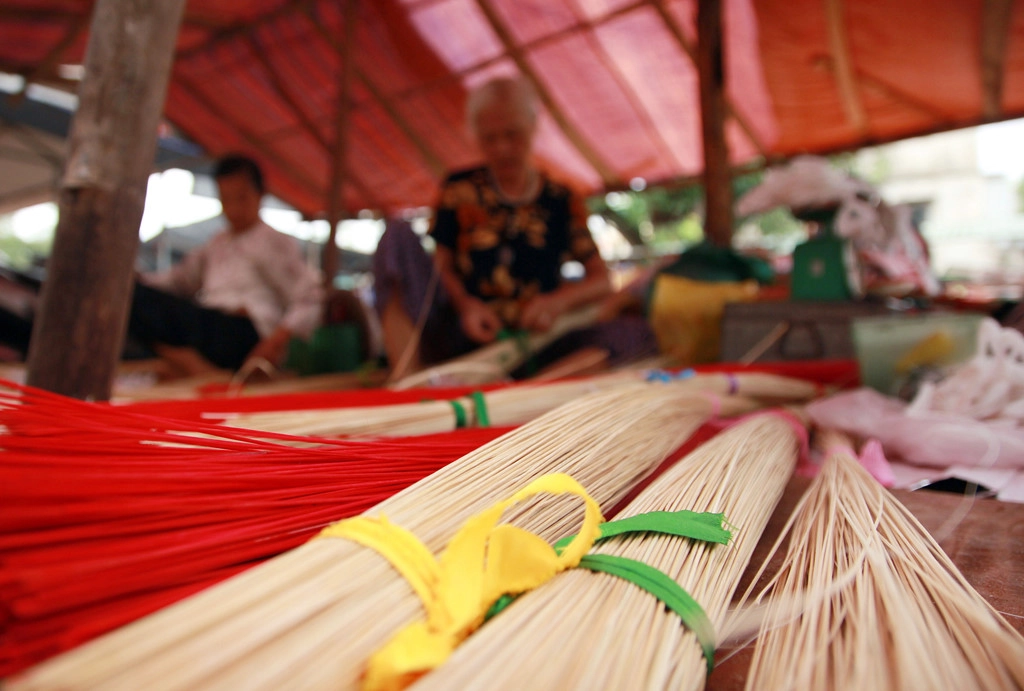 Một góc chợ khác là nơi các bà, các cô bán cật nứa. Từng bó cật được vót nhỏ và đều, chia làm 2 màu trắng - đỏ. Đây chính là nguyên liệu làm vòng nón (vòng kèm). Mỗi chiếc nón lá làng Chuông có tổng cộng 16 vòng, gồm 15 vòng sử dụng cật trắng, vòng cạp sử dụng cật đỏ nổi bật.