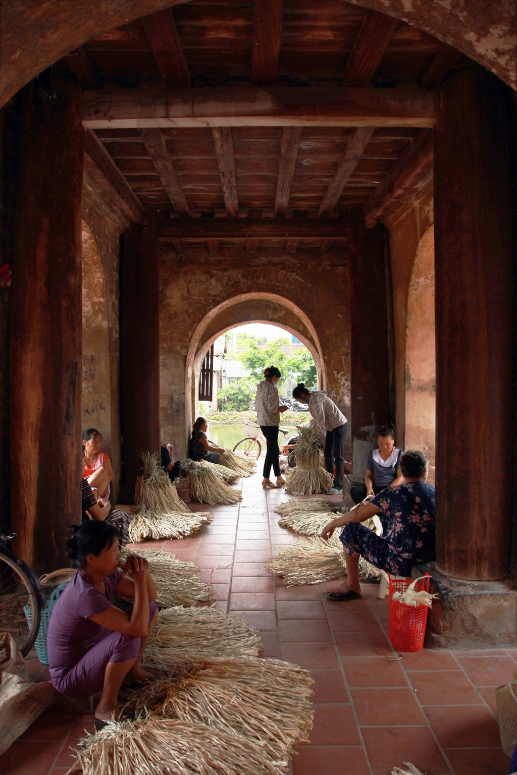Khác với người bán dây len, cật nứa hay mo lành hanh, những phụ nữ bán lá lụi chẳng cần một chỗ ngồi cố định. Nếu trời mát, các bà các chị sẽ tụ tập thành nhóm ở sân chùa. Đến khi mưa xuống hoặc nắng lên, họ rủ nhau vào tháp chuông ngồi trò chuyện rôm rả.