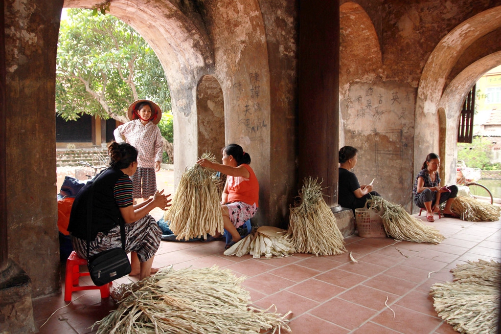 Lá lụi là nguyên liệu chính làm nên nón Chuông. Thứ lá trắng xanh bắt mắt này được lấy từ vùng đồi núi Thanh Hóa, Hà Tĩnh, về vò với cát rồi phơi khô 2-3 nắng cho đến khi chuyển màu trắng bạc.