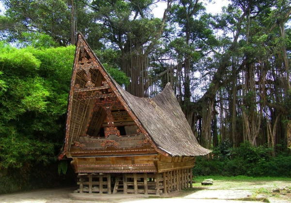 Một căn nhà cũ đặc trưng Toba bên cội cổ thụ già âm u. Ảnh: Trần Thái Hoãn/ Tuổi trẻ Một căn nhà cũ đặc trưng Toba bên cội cổ thụ già âm u. Ảnh: Trần Thái Hoãn/ Tuổi trẻ