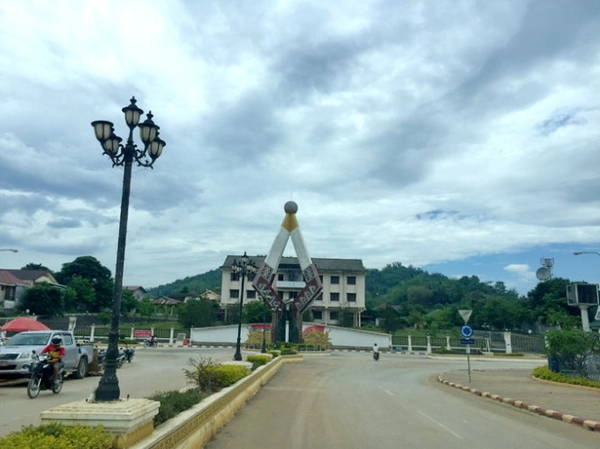 Biểu tượng Suan Keo Lak Meung của Sầm Nưa - Ảnh: Băng Giang Biểu tượng Suan Keo Lak Meung của Sầm Nưa - Ảnh: Băng Giang