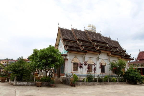 Một ngôi chùa với kiến trúc điển hình của Lào, gợi nhớ đến Wat Xieng Thông ở Luang Prabang - Ảnh: Đức Hùng Một ngôi chùa với kiến trúc điển hình của Lào, gợi nhớ đến Wat Xieng Thông ở Luang Prabang - Ảnh: Đức Hùng