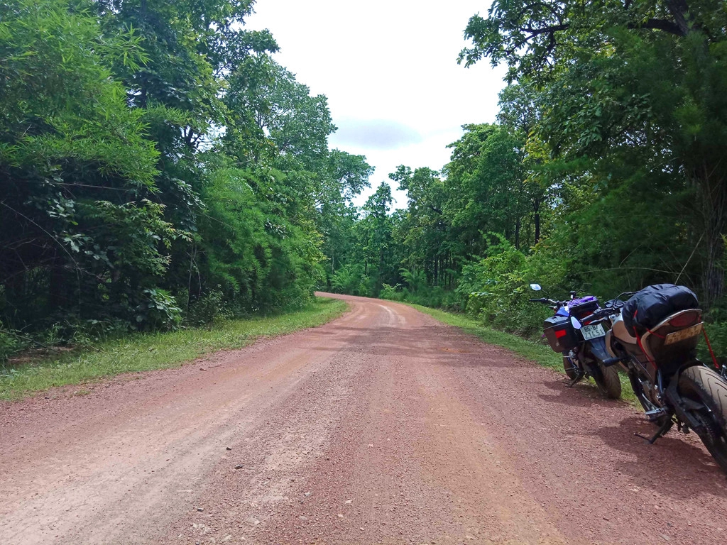 Tuy nhiên, sau đoạn đường nhựa, con đường bây giờ là đất đỏ pha sỏi như thế này buộc chúng tôi phải chạy xe hết sức cẩn thận.
