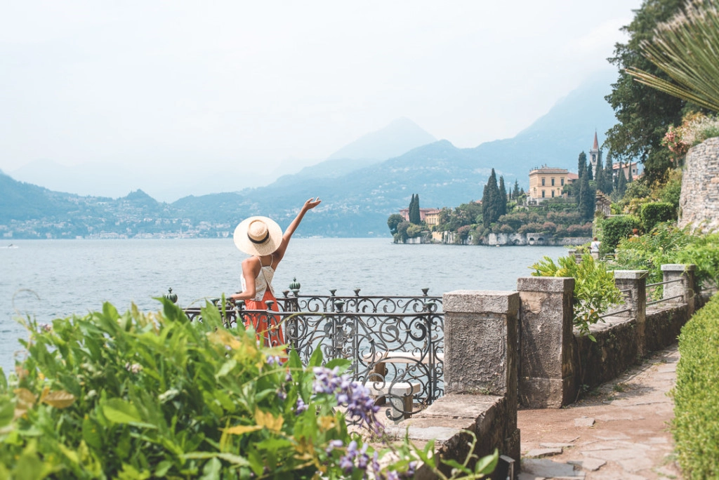 Đến Varenna, du khách không nên bỏ lỡ cơ hội ghé thăm Villa Monastero và Villa Cipressi, những biệt thự nổi tiếng mang vẻ đẹp duyên dáng ở đây. Ngoài đường nét kiến trúc và không gian nội thất đáng chú ý, biệt thự Villa Monastero và Villa Cipressi còn có những khu vườn xinh xắn, thiết kế công phu. Ảnh: The Joyce Collective, Resegone, Travel Garden Landscape.