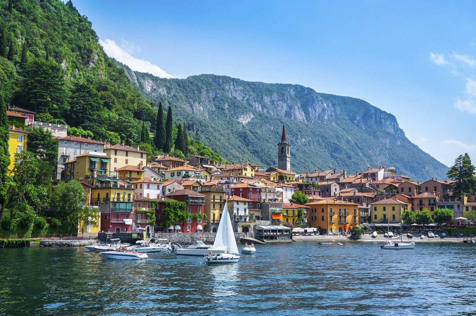 Varenna có tầm nhìn tuyệt đẹp hướng ra hồ Como. Theo truyền kể, làng được thành lập khoảng thế kỷ 12, khi những người dân đảo Comacina trong vùng hồ rộng lớn này tìm đến đây. Vì xung đột chiến tranh, nhà cửa bị phá hủy hết, họ phải di tản, định cư ở vùng đất mới. Ảnh: Varenna Villa.