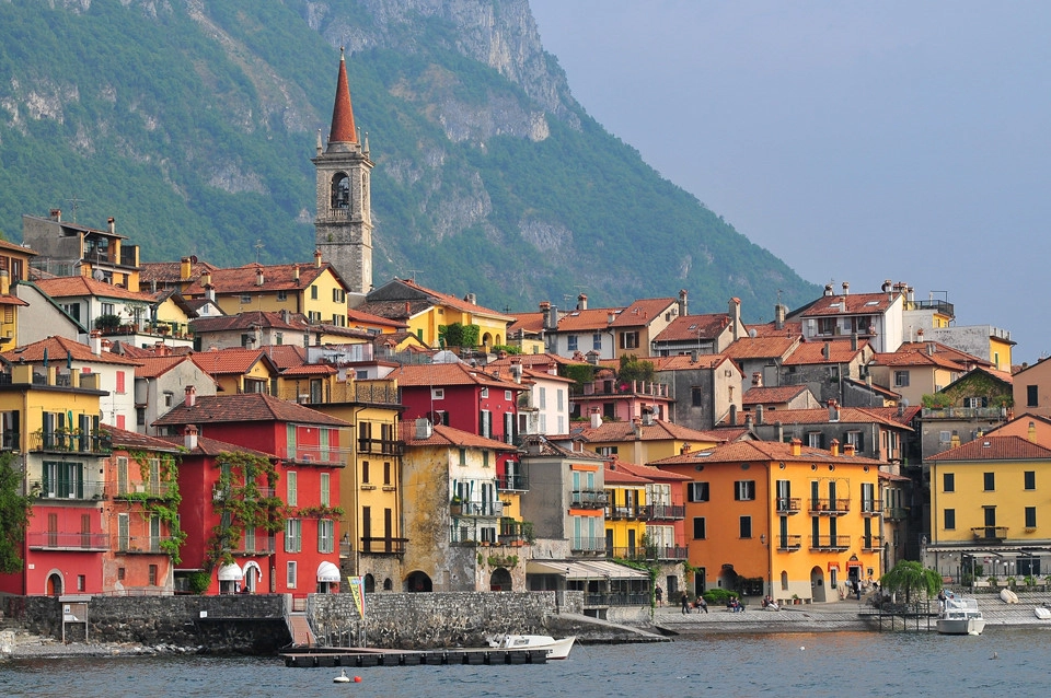 Chiesa di San Giorgio là nhà thờ chính của Varenna, có từ thế kỷ 14. Khu vực trước nhà thờ cũng là quảng trường của ngôi làng. Đối diện Chiesa di San Giorgio là nhà thờ Chiesa di San Giovanni Battista nhỏ hơn, song cổ xưa hơn. Du khách có thể chiêm ngưỡng những bức bích họa tuyệt đẹp ở những nhà thờ này. Ảnh: Ainsley Black.