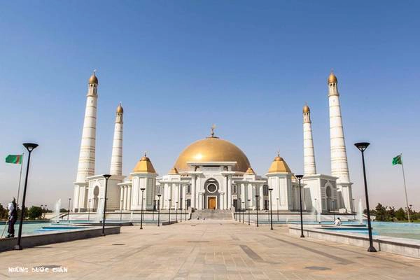 Thánh đường Hồi giáo lớn nhất Turkmenistan ở thủ đô Ashgabat được xây dựng bằng đá cẩm thạch trắng, với sức chứa 7.000 người.