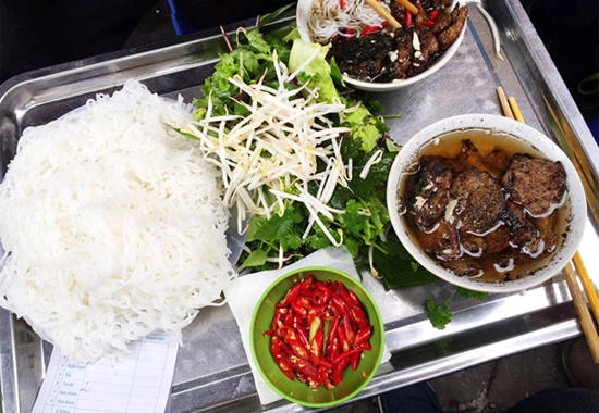 Bún chả là một trong những món ăn không thể bỏ qua ở Hà Nội. Ảnh: Thảo Nhi Bún chả là một trong những món ăn không thể bỏ qua ở Hà Nội. Ảnh: Thảo Nhi