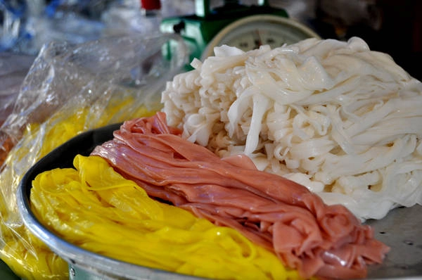 Sợi mì "thần thánh" của người xứ Quảng. Mì được chính những người miền Trung lại Sài Gòn chế biến theo công thức truyền thống. Sợi mì sáng bóng, rất thơm nhờ được làm bằng dầu phộng.