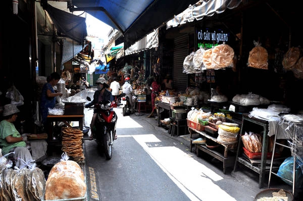 Đến chợ bà Hoa, người miền Trung không chỉ tìm được những món ăn đã gắn liền với ký ức, mà còn như được sống trên chính quê hương mình bởi người bán là những người xứ Quảng dù xa quê những vẫn giữ nguyên "giạng Kuổng" (giọng Quảng) của mình. Chính vì thế theo nhiều người, ngôi chợ chính là nơi lưu giữ hồn quê của người xa xứ.