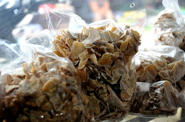 Vào những ngày đầu thành lập, chợ chỉ bày bán các mặt hàng phục vụ ngành may mặc, nhưng thời gian sau đó, du nhu cầu của nhiều người miền Trung sống tại Sài Gòn, các thương lái bắt đầu chuyển hướng sang buôn bán đặc sản. Mứt gừng miền Trung cay, khô giòn, ít ngọt là sản phẩm được mọi người chọn mua.