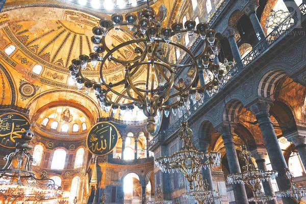 Bên trong Hagia Sofia Bên trong Hagia Sofia