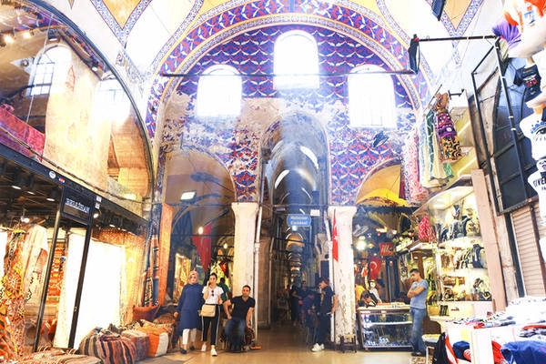 Chợ Grand Bazaar là nơi trao đổi hàng hóa thời kỳ đế chế Ottoman và cũng nằm trên con đường tơ lụa và gia vị vào châu Âu. Grand Bazaar có 12 cửa ra vào, trong đó có 4 cổng chính, luôn có nhân viên an ninh đứng ở cửa, dùng máy quét để kiểm tra an ninh từng hành khách khi bước vào tham quan cũng như mua sắm. Chợ Grand Bazaar là nơi trao đổi hàng hóa thời kỳ đế chế Ottoman và cũng nằm trên con đường tơ lụa và gia vị vào châu Âu. Grand Bazaar có 12 cửa ra vào, trong đó có 4 cổng chính, luôn có nhân viên an ninh đứng ở cửa, dùng máy quét để kiểm tra an ninh từng hành khách khi bước vào tham quan cũng như mua sắm.