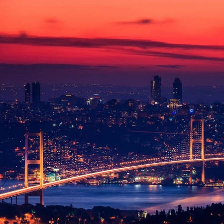 Cây cầu Bosphorus lung linh về đêm. Cây cầu Bosphorus lung linh về đêm.