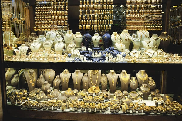 Grand Bazaar có nhiều khu, mỗi khu thì tập trung bán những mặt hàng khác nhau, bạn sẽ bị lóa mắt khi lạc vào khu chuyên bán vàng, nữ trang và ngoại tệ. Grand Bazaar có nhiều khu, mỗi khu thì tập trung bán những mặt hàng khác nhau, bạn sẽ bị lóa mắt khi lạc vào khu chuyên bán vàng, nữ trang và ngoại tệ.