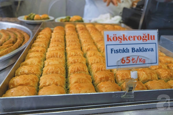 Một khay Baklava truyền thống. Ngoài ra còn có có vô số các biến thể khác nhau với sự đa dạng về hình thù, kích cỡ hay hương vị. Một khay Baklava truyền thống. Ngoài ra còn có có vô số các biến thể khác nhau với sự đa dạng về hình thù, kích cỡ hay hương vị.