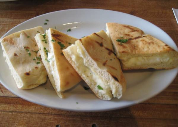 Serbia: Một bữa ăn sáng thịnh soạn ở Serbia sẽ bao gồm Lepinja sa kajmakom (bánh mì nhân kem sữa) hoặc cháo, ăn kèm với thịt xông khói, xúc xích, trứng, bơ, sữa chua. Ảnh: DeeDee’s Food Adventures Serbia: Một bữa ăn sáng thịnh soạn ở Serbia sẽ bao gồm Lepinja sa kajmakom (bánh mì nhân kem sữa) hoặc cháo, ăn kèm với thịt xông khói, xúc xích, trứng, bơ, sữa chua. Ảnh: DeeDee’s Food Adventures