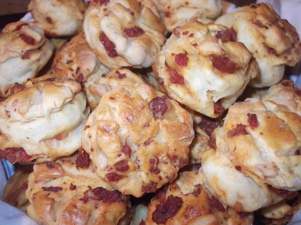 Hungary: Bữa sáng của người Hungary gồm: trà, sữa, chocolate và “hémendex” (trứng chiên jambon), các loại thịt nguội, pho mát, bánh mì phết mật ong và mứt trái cây. Ảnh: Jucmi’s Hungary: Bữa sáng của người Hungary gồm: trà, sữa, chocolate và “hémendex” (trứng chiên jambon), các loại thịt nguội, pho mát, bánh mì phết mật ong và mứt trái cây. Ảnh: Jucmi’s