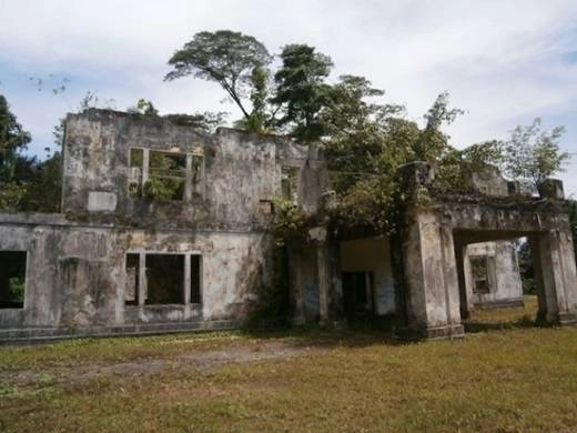 Những bóng ma trong ngôi nhà gỗ bỏ hoang cũng là chuyện “thường ngày ở huyện”. (Nguồn: Internet)