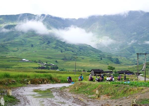 Chạy xe theo cung đường Hà Nội - Nghĩa Lộ - Tú Lệ - Mù Cang Chải, bạn nên ghé qua những bản làng như Lìm Mông, Lìm Thái. Lối vào bản đã được bê tông hóa một phần, nhưng trời mưa và bờ ruộng ven đường cao hơn vẫn khiến nhiều người dân và khách du lịch đi lại khó khăn. 