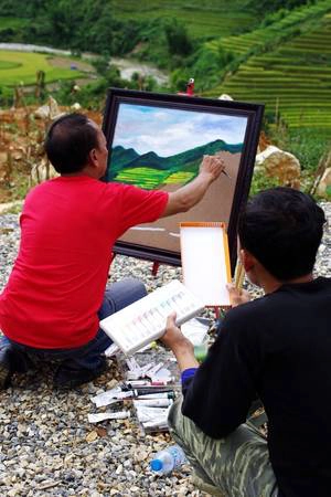  Bên cạnh các nhiếp ảnh gia nhanh tay chớp lấy khoảnh khắc đẹp, vẫn có người nghệ sĩ chọn đường cọ, màu vẽ để ghi lại vẻ đẹp mùa vàng của núi rừng Tây Bắc. 