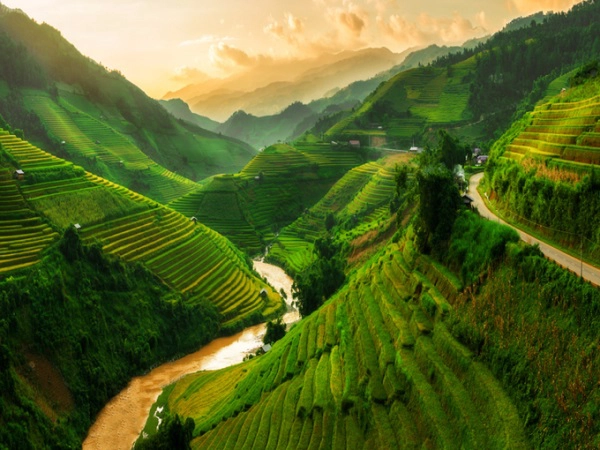 Mù Cang Chải, Yên Bái, Việt Nam Nằm ở miền bắc, Mù Cang Chải là một vùng núi trùng điệp với rất nhiều ruộng bậc thang đẹp như tranh vẽ. Tùy từng thời điểm trong năm, những ruộng bậc thang trồng lúa có màu khác nhau. Mù Cang Chải nằm cạnh dãy Hoàng Liên Sơn, được người dân tộc Mông cải tạo sườn núi thành ruộng bậc thang từ hàng trăm năm trước và ngày nay vẫn dùng để trồng trọt. Ảnh: iStock. Mù Cang Chải, Yên Bái, Việt Nam Nằm ở miền bắc, Mù Cang Chải là một vùng núi trùng điệp với rất nhiều ruộng bậc thang đẹp như tranh vẽ. Tùy từng thời điểm trong năm, những ruộng bậc thang trồng lúa có màu khác nhau. Mù Cang Chải nằm cạnh dãy Hoàng Liên Sơn, được người dân tộc Mông cải tạo sườn núi thành ruộng bậc thang từ hàng trăm năm trước và ngày nay vẫn dùng để trồng trọt. Ảnh: iStock.